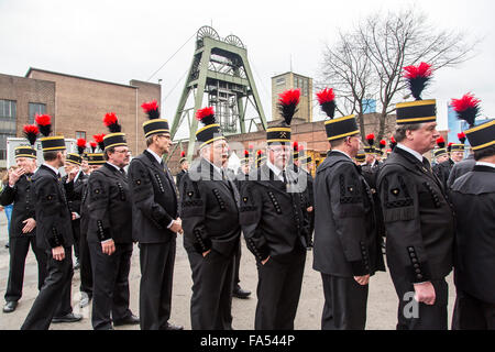 Chorale des mineurs à la cérémonie de fermeture de la mine de charbon de l'Auguste Victoria, dans la région de Marl, Allemagne, la mine a été fermée après 116 ans Banque D'Images