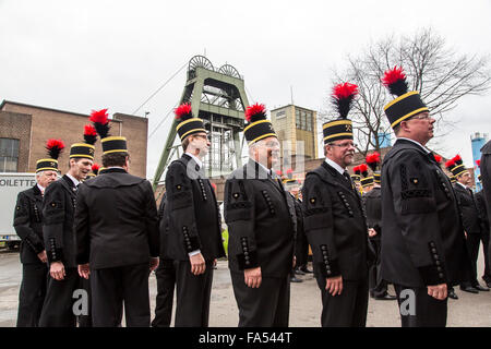 Chorale des mineurs à la cérémonie de fermeture de la mine de charbon de l'Auguste Victoria, dans la région de Marl, Allemagne, la mine a été fermée après 116 ans Banque D'Images