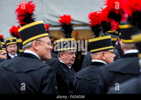 Chorale des mineurs à la cérémonie de fermeture de la mine de charbon de l'Auguste Victoria, dans la région de Marl, Allemagne, la mine a été fermée après 116 ans Banque D'Images