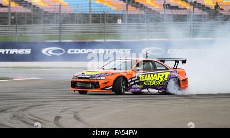 ISTANBUL, TURQUIE - 03 octobre, 2015 : Driver Oktay Kabaktas effectue au cours de la dérive du Monde FIA Rallycross Championship. Banque D'Images