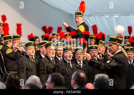 Chorale des mineurs à la cérémonie de fermeture de la mine de charbon de l'Auguste Victoria, dans la région de Marl, Allemagne, la mine a été fermée après 116 ans Banque D'Images