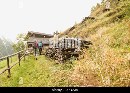 Vue arrière de deux randonneurs marche sur sentier, alpes autrichiennes, Carinthie, Autriche Banque D'Images