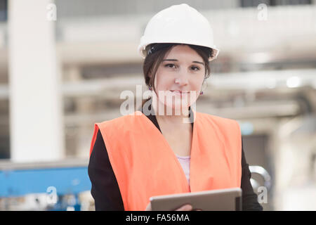 Ingénieur femelle à l'aide d'une tablette numérique dans une installation industrielle, Freiburg im Breisgau, Bade-Wurtemberg, Allemagne Banque D'Images