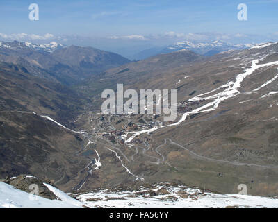 Vue des Menuires dans les 3 vallées des Alpes françaises. Très peu de neige qui reste sur les pistes Banque D'Images