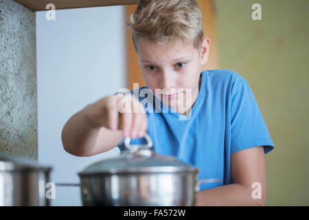 Ouverture de porte garçon plat de cuisson soigneusement, Freiburg im Breisgau, Bade-Wurtemberg, Allemagne Banque D'Images