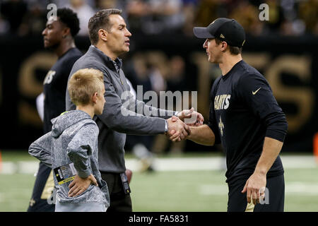 La Nouvelle-Orléans, Louisiane, Etats-Unis. Dec 21, 2015. La Nouvelle-Orléans, Louisiane, Etats-Unis. Dec 21, 2015. New Orleans Saints quarterback Drew Brees (9) serrer la main avec l'ancien Arizona Cardinals quarterback Kurt Warner avant le match entre les New Orleans Saints et les Lions de Détroit à la Mercedes-Benz Superdome de New Orleans, LA. © Cal Sport Media/Alamy Live News Crédit : Cal Sport Media/Alamy Live News Banque D'Images