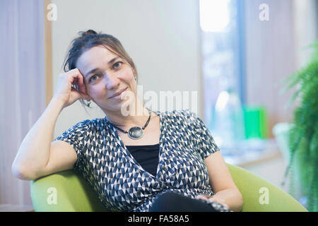 Portrait d'une femme mature dans l'hôtel en attente de service, Freiburg im Breisgau, Bade-Wurtemberg, Allemagne Banque D'Images