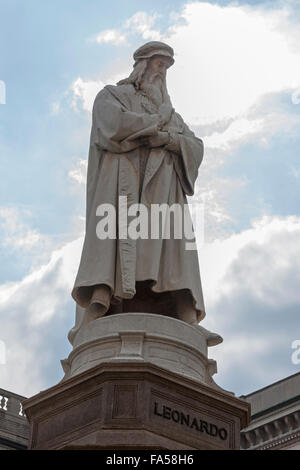 Low angle view of a statue de Léonard de Vinci, Piazza della Scala, Milan, Italie Banque D'Images