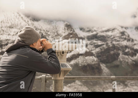 Homme mûr à la montagne avec au télescope, Grossglockner mountain, Parc National Hohe Tauern, Carinthie, Autriche Banque D'Images