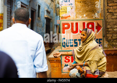 Une femme pauvre mendiant assis avec bébé s'étendant sa main mendier de l'argent de touristes dans les ruelles piétonnes des vieux cit Banque D'Images