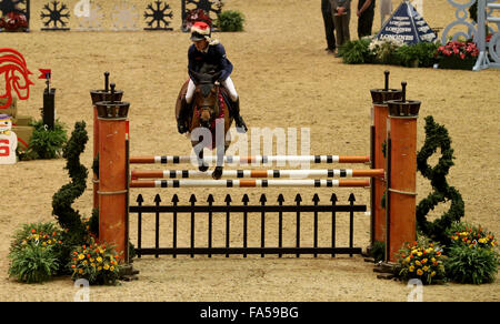 Londres, Royaume-Uni. Dec 21, 2015. Scott Brash de Grande-Bretagne est en concurrence au cours de la compétition de saut de relais paire le London International Horse Show 2015 à l'Olympia, Londres, Grande-Bretagne le 21 décembre 2015. Scott Brash et Ben Maher a fait valoir l'intitulé. Credit : Han Yan/Xinhua/Alamy Live News Banque D'Images