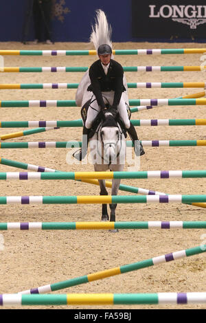 Londres, Royaume-Uni. Dec 21, 2015. Marco Kutscher d'Allemagne fait concurrence au cours de la concurrence de la barre six London International Horse Show 2015 à l'Olympia, Londres, Grande-Bretagne le 21 décembre 2015. Marco Kutscher classé le troisième. Credit : Han Yan/Xinhua/Alamy Live News Banque D'Images