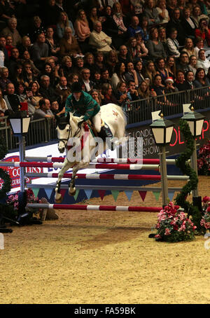 Londres, Royaume-Uni. Dec 21, 2015. Robert Whitaker de Grande-Bretagne est en concurrence au cours de la compétition de saut de relais paire le London International Horse Show 2015 à l'Olympia, Londres, Grande-Bretagne le 21 décembre 2015. John Whitaker et Robert Whitaker de Grande-Bretagne le troisième rang. Credit : Han Yan/Xinhua/Alamy Live News Banque D'Images