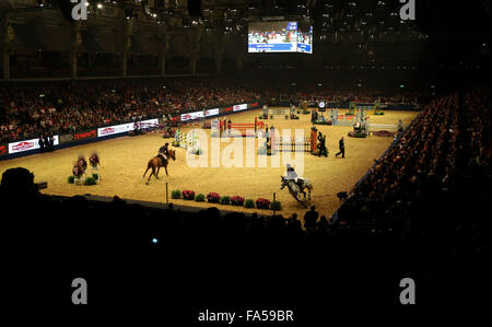 Londres, Royaume-Uni. Dec 21, 2015. Guy Williams et Laura Renwick (L) de la Grande-Bretagne au cours de la compétition de saut de relais paire le London International Horse Show 2015 à l'Olympia, Londres, Grande-Bretagne le 21 décembre 2015. Credit : Han Yan/Xinhua/Alamy Live News Banque D'Images