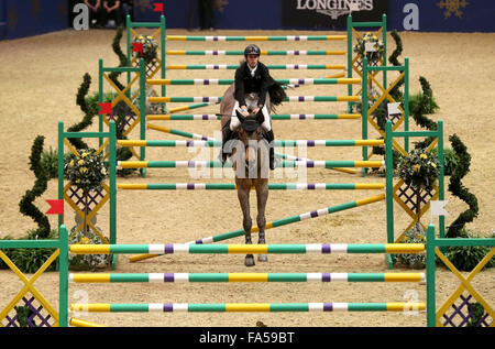 Londres, Royaume-Uni. Dec 21, 2015. L'Espagne Eduardo Alvarez Aznar fait concurrence au cours de la concurrence de la barre six London International Horse Show 2015 à l'Olympia, Londres, Grande-Bretagne le 21 décembre 2015. Eduardo Alvarez Aznar a soutenu l'intitulé. Credit : Han Yan/Xinhua/Alamy Live News Banque D'Images