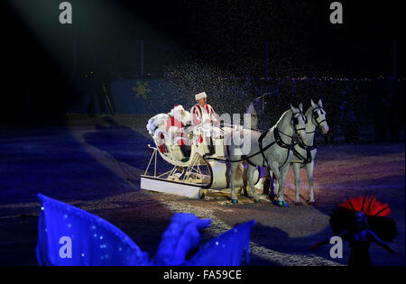 London, Londres, Royaume-Uni. Dec 21, 2015. Le Père Noël prend un traîneau tiré par des chevaux au cours de la London International Horse Show 2015 à l'Olympia, Londres, Grande-Bretagne le 21 décembre 2015. Credit : Han Yan/Xinhua/Alamy Live News Banque D'Images