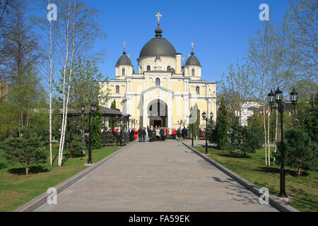 Les gens faisant la queue pour obtenir la sainte relique de la Matrona de Moscou à l'Intercession (Monastère Pokrovsky) (1635) à Moscou, Russie Banque D'Images