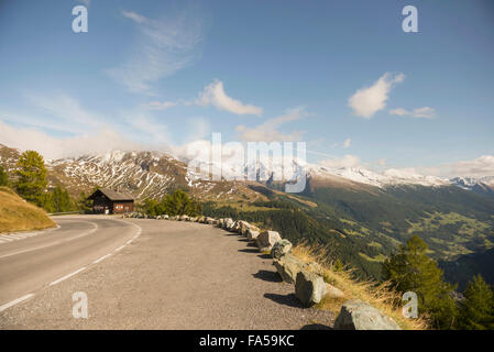 En passant à travers les montagnes contre ciel nuageux, Grossglockner, Alpes autrichiennes, Carinthie, Autriche Banque D'Images