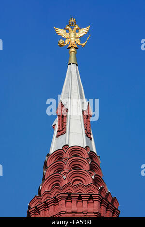 Un aigle à deux têtes d'or (armoiries de la Fédération de Russie) sur le dessus de l'état du Musée historique de Moscou, Russie Banque D'Images
