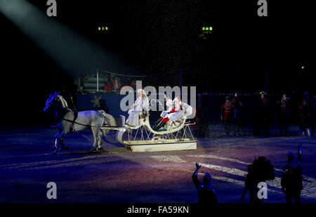 London, Londres, Royaume-Uni. Dec 21, 2015. Le Père Noël prend un traîneau tiré par des chevaux au cours de la London International Horse Show 2015 à l'Olympia, Londres, Grande-Bretagne le 21 décembre 2015. Credit : Han Yan/Xinhua/Alamy Live News Banque D'Images