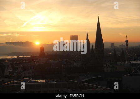 Bonn, Allemagne, Skyline avec sunrise, Muenster, la Tour de l'Église, bâtiment de l'ONU Banque D'Images