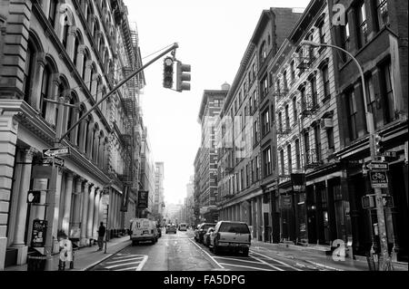 La VILLE DE NEW YORK, USA - 10 décembre 2015 : les rues du centre-ville à l'architecture traditionnelle en fonte SoHo quartier historique. Banque D'Images