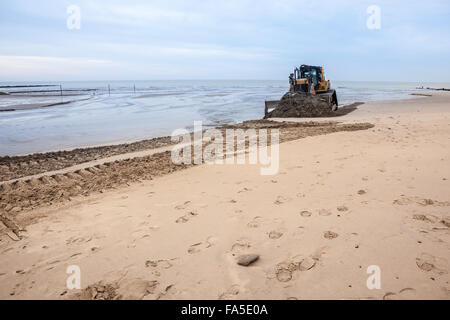 Bulldozer sur la plage de sable sur le déplacer Banque D'Images