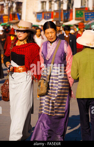 Deux belles femmes en tibétain, élégant, propre à la mode autour du temple du Jokhang Barkhor au Banque D'Images