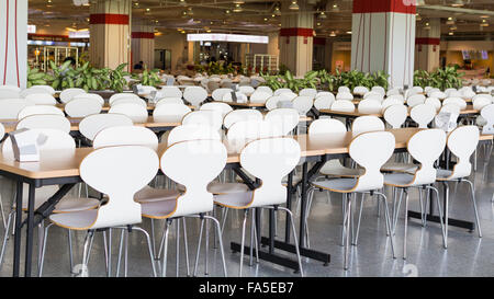 Des tables et des chaises vides dans canteen Banque D'Images