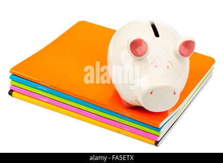 Piggy Bank on pile de cahiers Banque D'Images