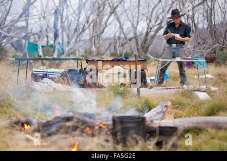 De l'argile Baird Bogong Aventures prépare le dîner au camp dans les hautes plaines Bogong. Banque D'Images