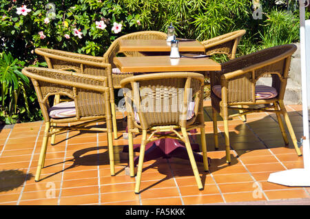 Chaises et tables à l'extérieur journée ensoleillée sur caffe Banque D'Images