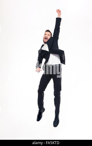 Heureux heureux beau jeune businessman with beard en costume classique et des chaussures de saut et de célébrer la réussite over white background Banque D'Images