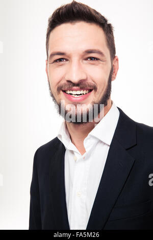 Portrait of happy young businessman with beard en costume noir et chemise blanche sur fond blanc Banque D'Images