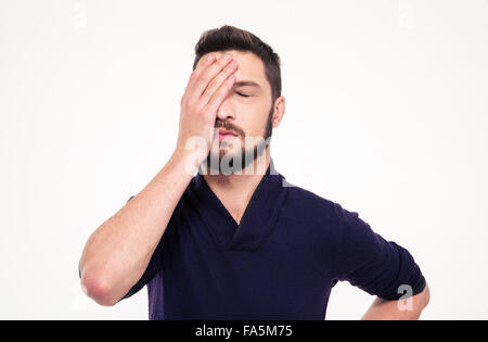 Portrait de jeune homme barbu a souligné déçu en sweetshirt aux yeux clos sur fond blanc Banque D'Images