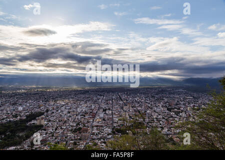 Avis de Salta en Argentine à partir de la colline San Bernardo qui peut être accessible par téléphérique. Banque D'Images