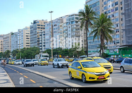 La circulation sur l'avenue Atlantica Copacabana Rio de Janeiro Brésil Banque D'Images