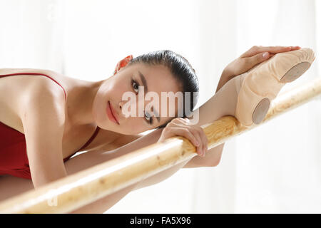 Des danseurs de ballet dans la formation en classe de danse Banque D'Images