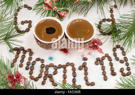 Deux tasses de café et de sapin avec ornements de vacances Banque D'Images