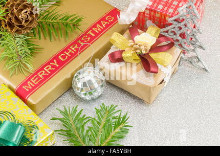 Diverses décorations de Noël sur fond argenté brillant Banque D'Images