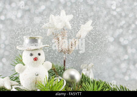 Le Snowman et décorations de Noël avec sapin et lumières bokeh Banque D'Images