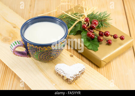 Décoration de Noël pour petit déjeuner joyeux sur fond de bois. Lait et biscuits Banque D'Images