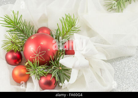 Décorations de Noël et le sapin rouge arbre branche contre fond argenté brillant Banque D'Images