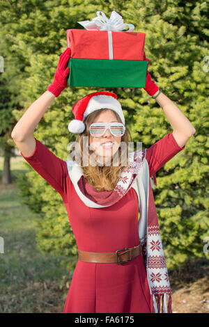 Belle fille du père Noël avec des cadeaux de Noël Banque D'Images