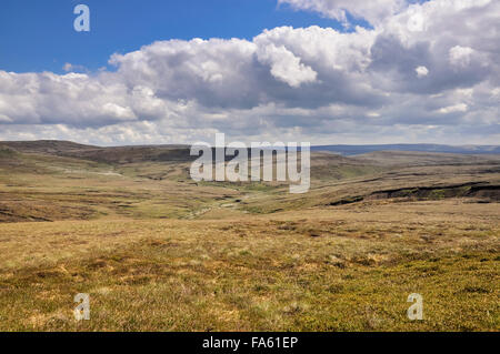 Wide Open moorland sur Bleaklow dans l'High Peak, Derbyshire, Angleterre. Banque D'Images