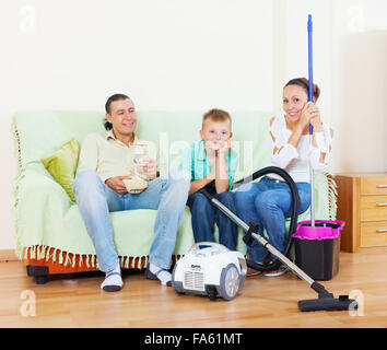 Portrait de famille ordinaire de trois travaux ménagers fini Banque D'Images