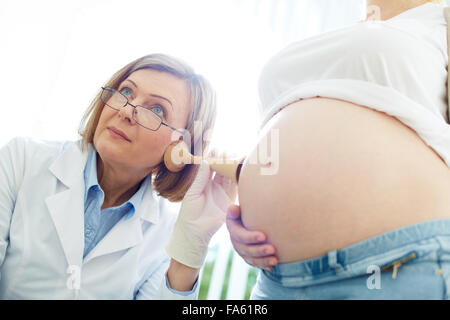 De maturité de battement de bébé à l'intérieur du ventre d'une femme enceinte Banque D'Images