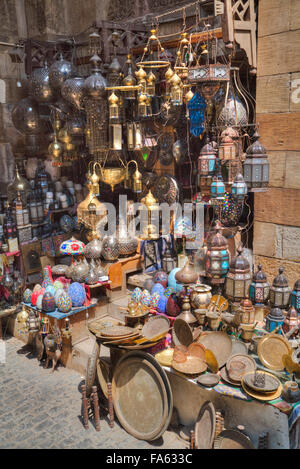 Marchandises à vendre, Khan Al-Khali Bazar, Le Caire, Égypte Banque D'Images