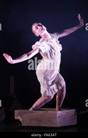 Dresde, Allemagne. Dec 22, 2015. Regina actrice russe Beketova de russe ooo Dance Theatre company joue sur la scène lors d'une répétition de la photo 'jouer' Herzstueck (lit. Coeur Pièce) à Dresde (Allemagne), le 22 décembre 2015. La pièce sera présentée le 26 décembre. Photo : SEBASTIAN KAHNERT/dpa/Alamy Live News Banque D'Images