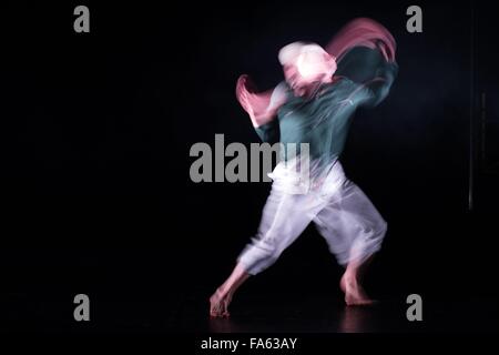 Dresde, Allemagne. Dec 22, 2015. Un coup d'exposition de l'acteur russe Ivan Volkov de Russian Dance Theatre Company d'ooo sur scène lors d'une répétition de la photo 'jouer' Herzstueck (lit. Coeur Pièce) à Dresde (Allemagne), le 22 décembre 2015. La pièce sera présentée le 26 décembre 2015. Photo : SEBASTIAN KAHNERT/dpa/Alamy Live News Banque D'Images